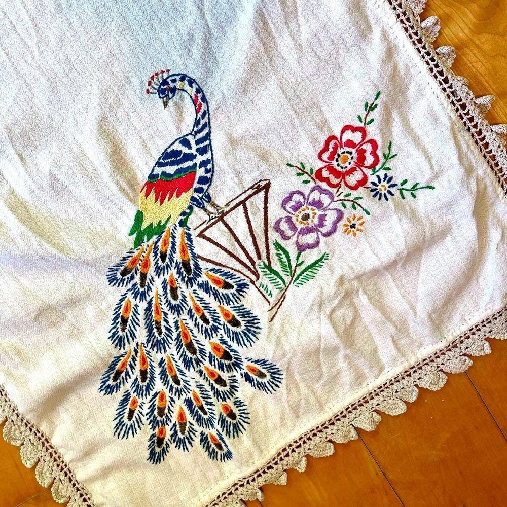 Vintage Hand Embroidered Peacock Floral Table Runner‎ White Crochet Lace Trim